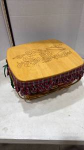 lot 4025 image: Longaberger Picnic Basket with Plaid Liner