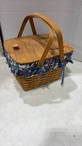 lot 4027 image: Longaberger Handwoven Picnic Basket 1992