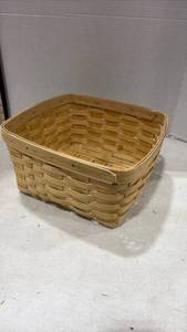 lot 4046 image: Longaberger Handwoven Square Basket