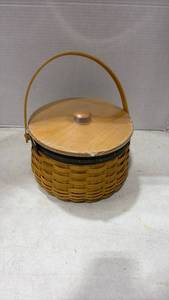 lot 4065 image: Longaberger Collectors Club Basket 2001