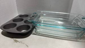 lot 5009 image: Glass Pyrex dishes and 6 cup muffin tin