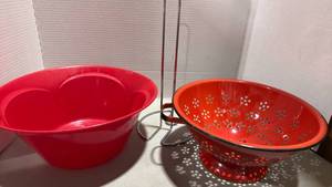 lot 5010 image: Metal strainer, plastic bowl and paper towel holder