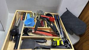 lot 5011 image: Kitchen Utensil with drawer Organizer