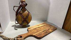 lot 5012 image: Wooden wine flask canteen and wooden serving board