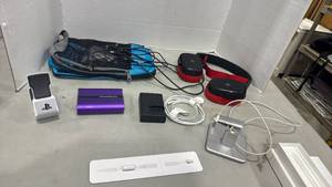 lot 5035 image: Various chargers, headphones, parts to Apple Pencil and more