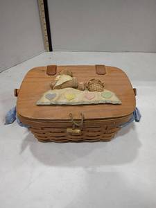 lot 4078 image: Longaberger Basket.  Longaberger Decorative Picnic Basket