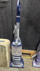 lot 3016 image: Shark Lift-Away Deluxe Upright Vacuum