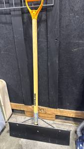 lot 3017 image: True Temper snow shovel