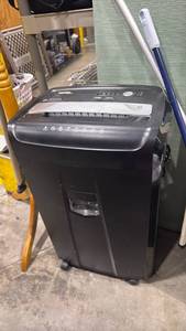 lot 3024 image: Amazon Basics 8-Sheet Cross-Cut Paper Shredder