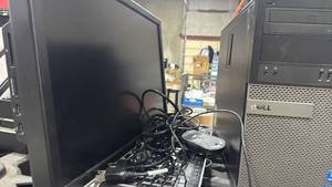 lot 3515 image: Dell desktop computer with monitor and more