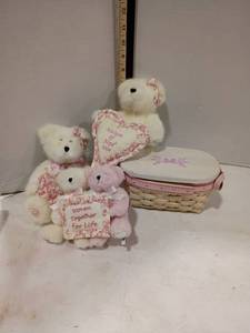 lot 4119 image: Longaberger Basket with Bears