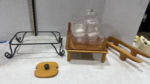 lot 4141 image: Longaberger Basket Stands, plastic liners and more