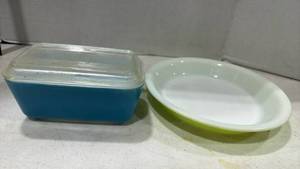 lot 4147 image: Pyrex Refrigerator Dish and pie pan - Blue and Lime