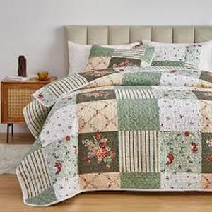 lot 13702 image: Floral quilt. Size unknown