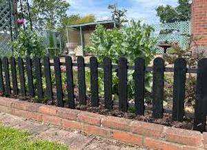 lot 14355 image: Small garden fence