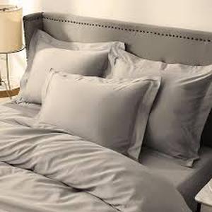 lot 13783 image: Bedding with pillow shams size unknown