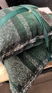 lot 13809 image: Holiday Home Decorative Pillow Set