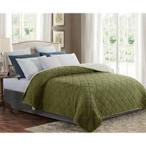 lot 13803 image: Forest Green Quilt blanket. Size unknown