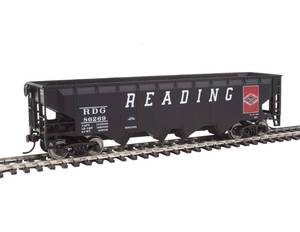 lot 4121 image: WalthersTrainline Ready to Run Reading Offset Hopper, BlackRed