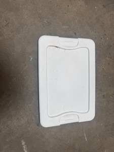 lot 5127141 image: White Sterilite lid for 15 quart  - Retail $1