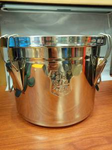 lot 1242 image: 2.5gal (est) SUS 304 Stainless Steel Food Container with Clamps - Retail $45
