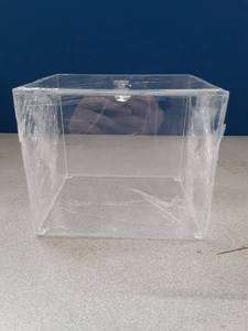 lot 15916 image: JHJFRAWY Acrylic Clean Pad Storage Box for Clean Skin Club - Cotton Holder, Square Organizer (Pads Not Included) - Horizontal With Lid - Retail $18
