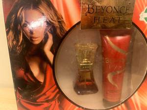 lot 17 image: Beyonc� Heat Perfume Display - Retail $45