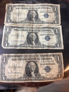 lot 110 image: 1 1935D and 2 1957A Silver notes
