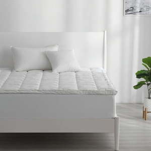 lot 15527 image: Sertapedic Superior Loft Mattress Pad  White  Queen&nbsp