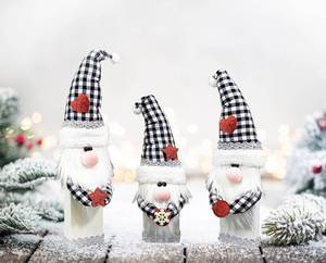 lot 7121 image: 3Pcs Cute Christmas Gnomes Table Signs