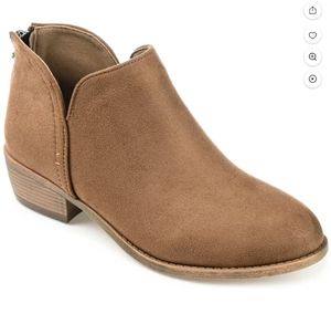 lot 6635 image: Journee Womens Livvy Back Heel Zip Stacked Heel Booties (Size 7.5) - Retail $60