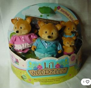 lot 6774 image: Lil Woodzeez Fox Family Set Tippytail Foxes