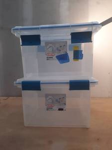 lot 15003 image: Sterilite Small Storage Bin 32 Quart Clear Plastic Storage Container with Gasket Lid  Blue (One Lid is Broken)