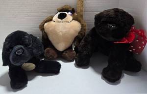 lot 176 image: TAZ, Yomiko Classics Lab Plush and Kiss Me Gorilla