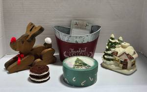 lot 187 image: Christmas Holiday Decor