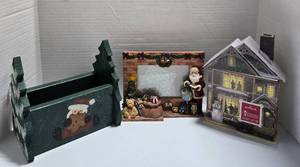 lot 188 image: Hallmark Thomas Kinkade Holiday Gift Set, Card Holders & Santa Frame
