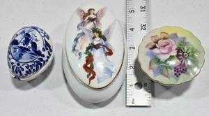 lot 215 image: Porcelain Decorative Trinket Boxes