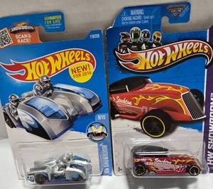 lot 312 image: (2) Collectable Hot Wheels 164 Scale Die-Cast Vehicles