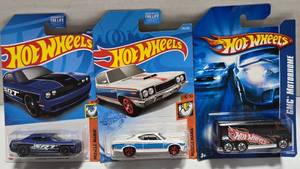 lot 313 image: (3) Collectable Hot Wheels 164 Scale Die-Cast Vehicles