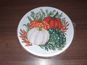 lot 5389 image: 10 Inch Diameter Circular Autumn Canvas Hanging Art With Hook