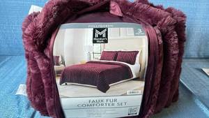 lot 2002 image: Members Mark Faux Fur Comforter Set. Size FullQueen. Color Wine.