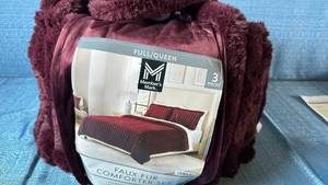 lot 2004 image: Members Mark Faux Fur Comforter Set. Size FullQueen. Color WIne.