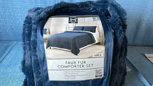 lot 2007 image: Members Mark Faux Fur Comforter Set. Size King. Color Blue.