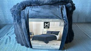 lot 2008 image: Members Mark Faux Fur Comforter Set. Size FullQueen. Color Blue.
