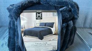 lot 2009 image: Members Mark Faux Fur Comforter Set. Size King. Color Blue.