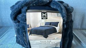 lot 2011 image: Members Mark Faux Fur Comforter Set. Size King. Color Blue.