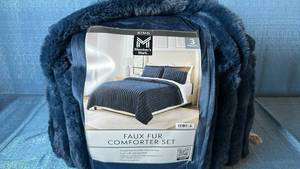 lot 2013 image: Members Mark Faux Fur Comforter Set. Size King. Color Blue.