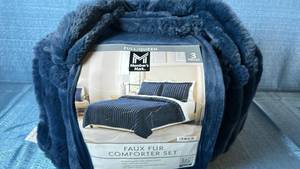 lot 2014 image: Members Mark Faux Fur Comforter Set. Size FullQueen. Color Blue.