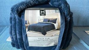 lot 2016 image: Members Mark Faux Fur Comforter Set. Size King. Color Blue.