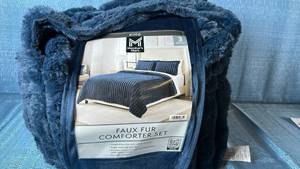 lot 2039 image: Members Mark Faux Fur Comforter Set. Size King. Color Blue.